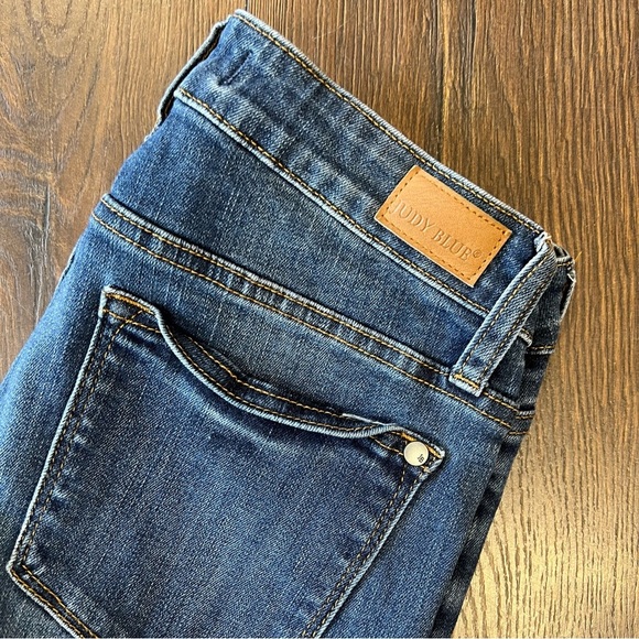 Judy Blue Mid Rise Capri SZ 27/4 - Picture 3 of 7